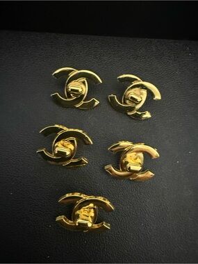 Preloved set of 5 Chanel buttons
